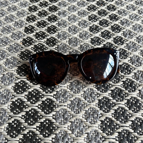 Plastic tortoise shell sunglasses - Picture 3 of 4